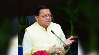 सचिवालय में सीएम हेल्पलाइन-1905 पर आई शिकायतों पर हुई कार्रवाई की समीक्षा करते मुख्यमंत्री पुष्कर सिंह धामी। सूवि