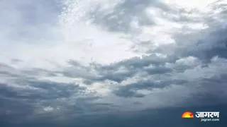 प्रयागराज में आसमान पर घने बादल छाए हैं।