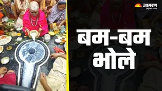 बाबा बैद्यनाथ की प्रातः कालीन पूजा करते गुलाब पंडा। (फोटो साैजन्य)