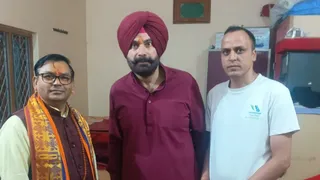 मां सुरकंडा में दर्शन के बाद नवजोत सिंह सिद्धू के साथ सेल्फी लेते मंदिर समिति के पदाधिकारी। साभार: रघुभाई जड़धारी