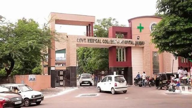 जीएमसी जम्मू के डॉक्टरों की बड़ी जीत! प्रिंसिपल गर्मी-सर्दी की छुट्टी में नहीं रोक सकते प्रोफेसरों का वेतन
