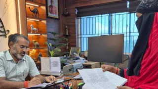 महिला की फरियाद को सुनते गिरिडीह डीसी राम निवास यादव। (फाइल फोटो)