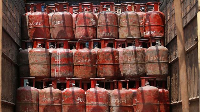 15 अगस्त से पहले हर हाल में कर लें ये जरूरी काम, वरना कमर्शियल के दाम पर मिलेगा घरेलू LPG सिलिंडर