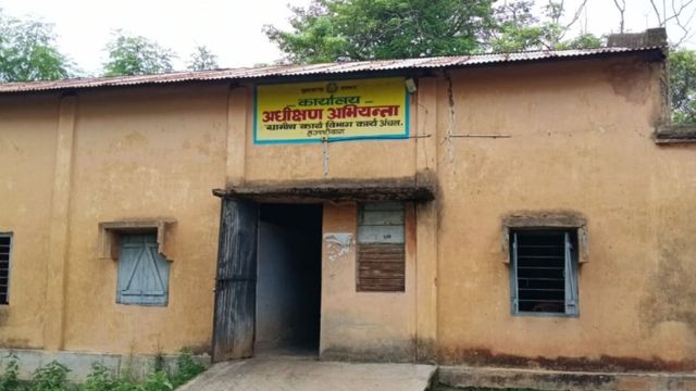टपकती छत, लटकती फॉल्स सीलिंग... हजारीबाग में हर दिन मौत के साए में ड्यूटी निभा रहे कर्मचारी
