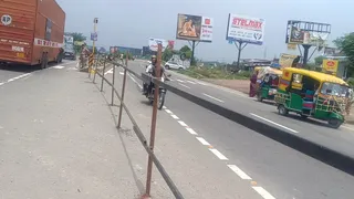 मेरठ के दौराला के मटौर कट को लोहे के पाइप लगाकर किया गया बंद। जागरण