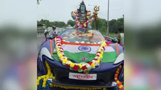 हरिद्वार कांवड़ मेले में मैकलारेन स्पोर्ट्स कार की डिजाइन पर आधारित कांवड़ रही आकर्षण का केंद्र।