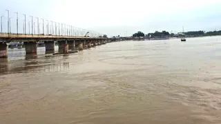 कासगंज के कछला घाट पर गंगा के जलस्तर में लगातार जलस्तर बढ़ रहा है।