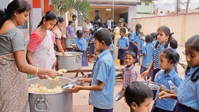 धनबाद में डोर स्टेप डिलीवरी एजेंसी फेल, 1000 से अधिक स्कूलों मिड-डे मील बंद