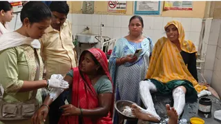 मिड डे मील बनाने के दौरान जलीं रसोइयों का उपचार करतीं डॉक्टर।