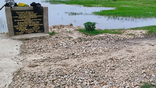 मीरजापुर में आठ लाख की लागत से बना रपटा अधूरा, शिलापट्ट लगाकर दिखाया पूरा