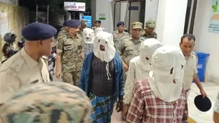 धनबाद सदर अस्पताल में मेडिकल जांच कराने के बाद मिसिर बेसरा और उसके साथियों को ले जाती पुलिस। (फोटोः शाहिद)