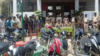 पूर्वी चंपारण के चिरैया में जब्त बाइक व पुलिस की गिरफ्त में आरोपित। जागरण
