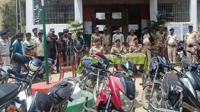 Bihar News : जाली कागजात, फर्जी नंबर और चोरी की बाइक को देते थे नई पहचान, 28 बाइक के साथ 12 गिरफ्त में