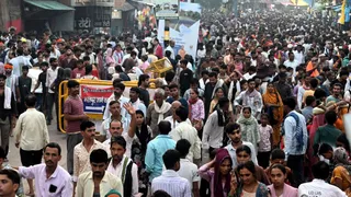 मुड़िया मेला के आखिरी दिन गुरुवार को गोवर्धन को उमड़ा जनसैलाब। हर दिन ऐसी ही भीड़ रही।