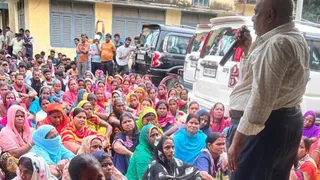 मुंगेर नगर निगम कर्मियों की हड़ताल से शहर की सफाई व्यवस्था ठप, 70 टन कचरा उठाने पर संकट