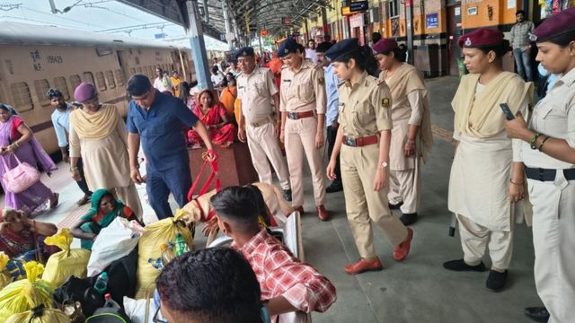 श्रावणी मेला में जमालपुर स्टेशन पर सुरक्षा चाक-चौबंद, डॉग स्क्वॉड से की जा रही जांच

