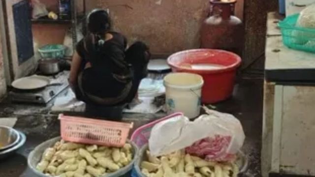 गाजियाबाद में मिलावटी चाप बनाने की फैक्ट्री सील, खाद्य विभाग ने 300 KG मैदा किया जब्त
