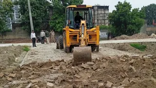 मेहरोली में अवैध कालोनी ध्वस्त करता जीडीए का बुलडोजर l सौ. जीडीए