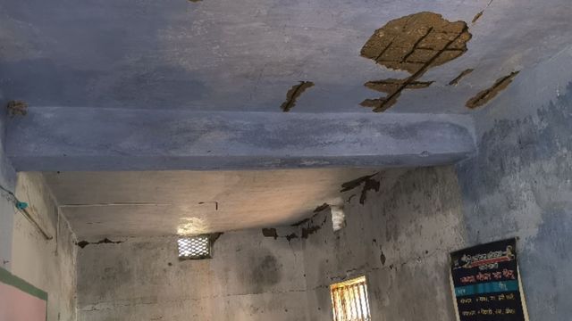 रांची में खतरे के साये में 435 बच्चों का भविष्य: बारिश में टपकती हैं छतें, बाल्टी से पानी निकालने को मजबूर छात्र
