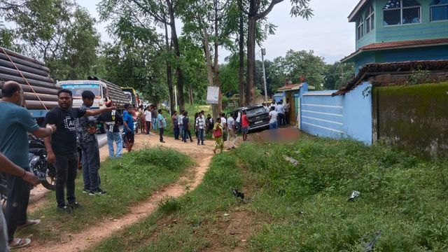 सिमडेगा में तेज रफ्तार कार ने 3 को रौंदा, महिला की मौत; एक बच्ची समेत 2 घायल
