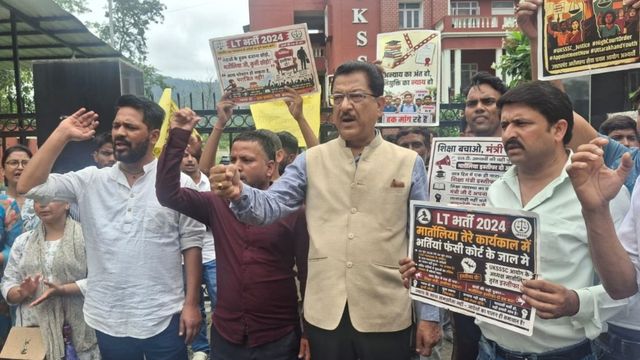 देहरादून में एलटी भर्ती पर बवाल, यूकेएसएसएससी कार्यालय पर जड़ा ताला