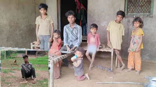 दिव्यांग युवक पर 9 छोटे भाई-बहनों की जिम्मेदारी
