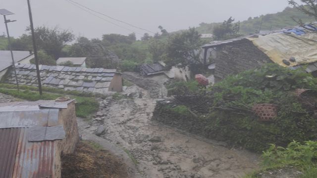 उत्तराखंड के चमोली में बारिश से तबाही, किमाना गांव में भारी भूस्खलन; कई घरों में घुसा मलबा