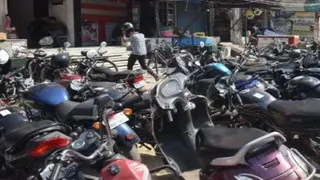 प्रयागराज के सिविल लाइंस में निर्धारित पार्किंग स्थल पर छोटे-बड़े वाहनों का शुल्क निर्धारित हुआ है।