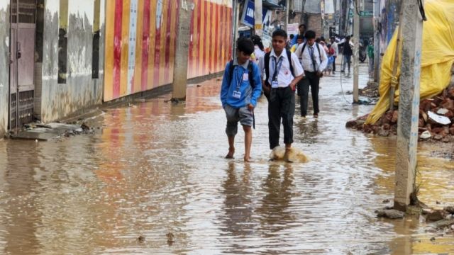 बाहरी दिल्ली में बारिश के 24 घंटे बाद भी जलभराव, जनजीवन अस्त-व्यस्त; स्कूलों में भरा पानी
