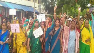 बैंक के लगातार दबाव से दीदियों को हो रही परेशानी। फाइल फोटो