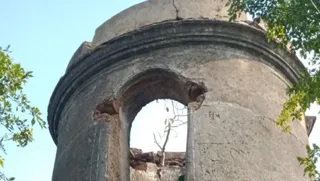 गिद्धौर की ब्रह्मपुर पहाड़ी पर स्थित ब्रिटिश कालीन वॉच टावर, जो कभी था औपनिवेशिक शासन का प्रहरी।