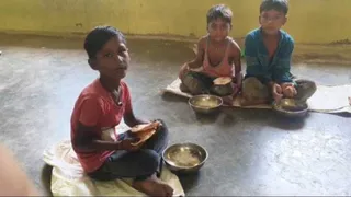 आंगनबाड़ी में नमक के साथ पूरी खाते बच्चे। (वीडियो ग्रैब)