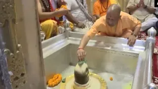 सीएम योगी ने काशी विश्वनाथ धाम में पूजा-अर्चना की।