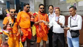 स्टेशन पर टिकट देते कर्मचारी। (जागरण)