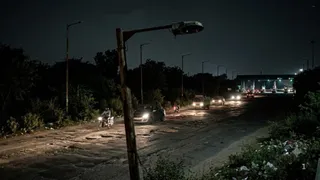गुरुग्राम-फरीदाबाद रोड पर एक किलोमीटर तक स्ट्रीट लाइटें तीन साल से खराब हैं। इमेज एआई
