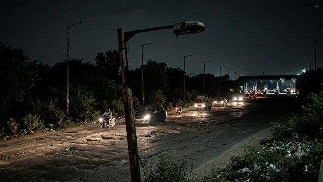 रोज 3 लाख का टोल, बदले में मिलता है अंधेरा... गुरुग्राम-फरीदाबाद रोड पर 3 साल से खराब हैं स्ट्रीट लाइटें

