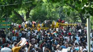 दिल्ली सरकार ने जंतर-मंतर पर NEET विरोध प्रदर्शनकारियों के खिलाफ कठोर कार्रवाई न करने का निर्देश दिया है।