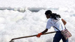 यमुना की तलहटी में जमी गाद के कारण जलधारण क्षमता कम हो गई है। फाइल फोटो
