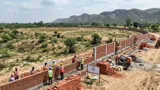 पर्यटन विभाग ने सोहना में अतिक्रमण मुक्त कराई गई 9.5 एकड़ भूमि की घेराबंदी शुरू कर दी है।