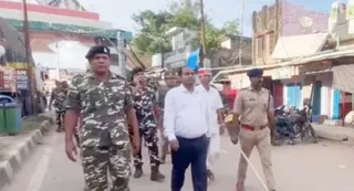 सोनौली सीमा पर गश्त करते एसएसबी, पुलिस व प्रशासन की टीम। जागरण