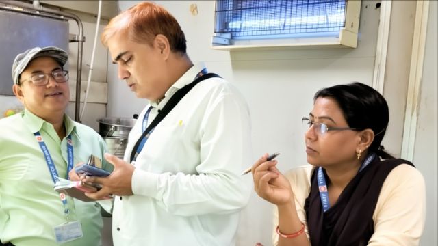 हरदोई में बिना टिकट यात्रा और अवैध वेंडिंग पर रेलवे सख्त, जांच में 33 लोगों पर कार्रवाई