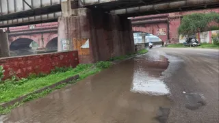 पाइपलाइन लीकेज की हो रही मरम्मत।
