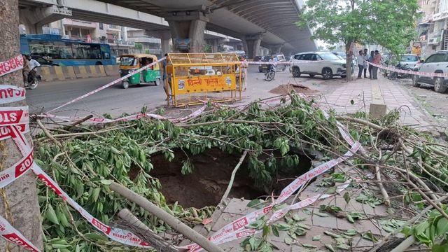 दिल्ली में सड़क धंसने से बना करीब 4 फीट गहरा गड्ढा, आउटर रिंग रोड पर हादसे का बढ़ा खतरा

