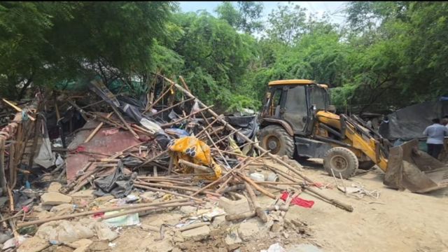 नोएडा में सिद्ध पीठ शनि मंदिर के पास जमकर गरजा बुलडोजर, अवैध झुग्गियों को किया ध्वस्त
