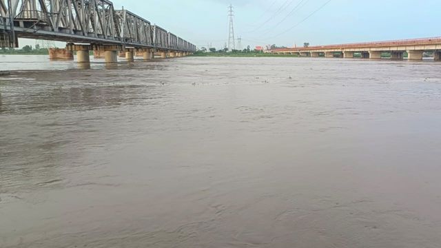 हापुड़ में गंगा का जलस्तर बढ़ने से अलर्ट मोड में प्रशासन, कई गांवों पर मंडरा रहा खतरा
