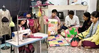 कपड़ों के कतरन से उपयोग की सामग्री तैयार करती महिला उद्यमी। जागरण