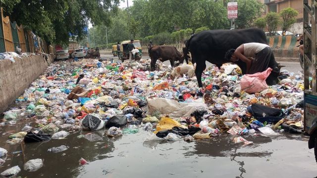 खोड़ा में कूड़े का अंबार, निस्तारण व्यवस्था ठप; करोड़ों खर्च फिर भी गंदगी का राज
