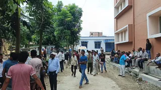 खेत में बोरे में बंद मिला शव