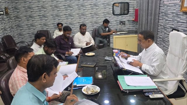 मऊ: कार्यों में गुणवत्ता न मिलने पर ठेकेदार होंगे ब्लैक लिस्टेड, जब्त होगी धनराशि
