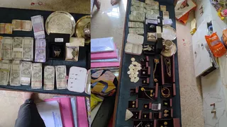 मुजफफरपुर में छापेमारी में जब्त सामान।